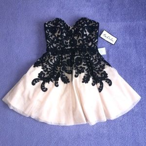 Bee Darlin sweetheart neckline strapless dress🖤